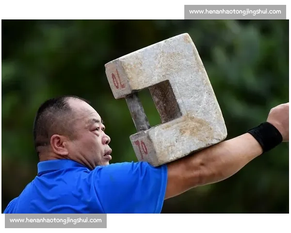 金陵女侠单手架 50 斤石锁！网友：这臂力藏着十年功夫